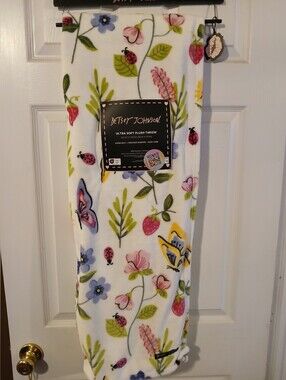 Betsey Johnson NWT 50×70 Inch Plush Throw-Floral